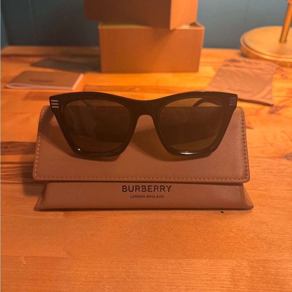 LIKE NEW Burberry Cooper Sunglasses w, case, dust bag, & box - Picture 5 of 11